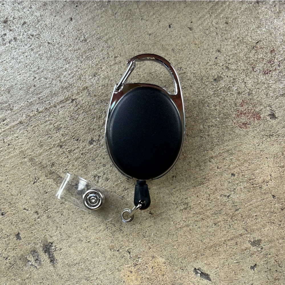 Carabiner retractable badge holder with clip on.
New in bag.